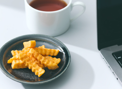 舞妓はんひぃ～ひぃ～ラー油ポテトスティック_ひと休みに